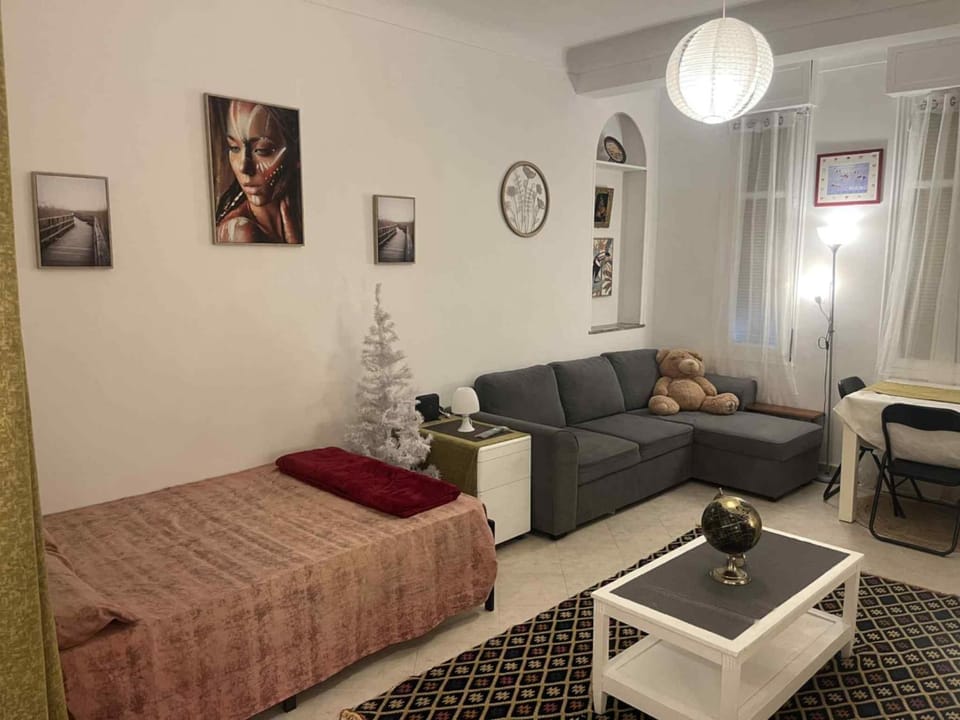 Bed, Living room, Photo of the whole room, Seating area, Bedroom