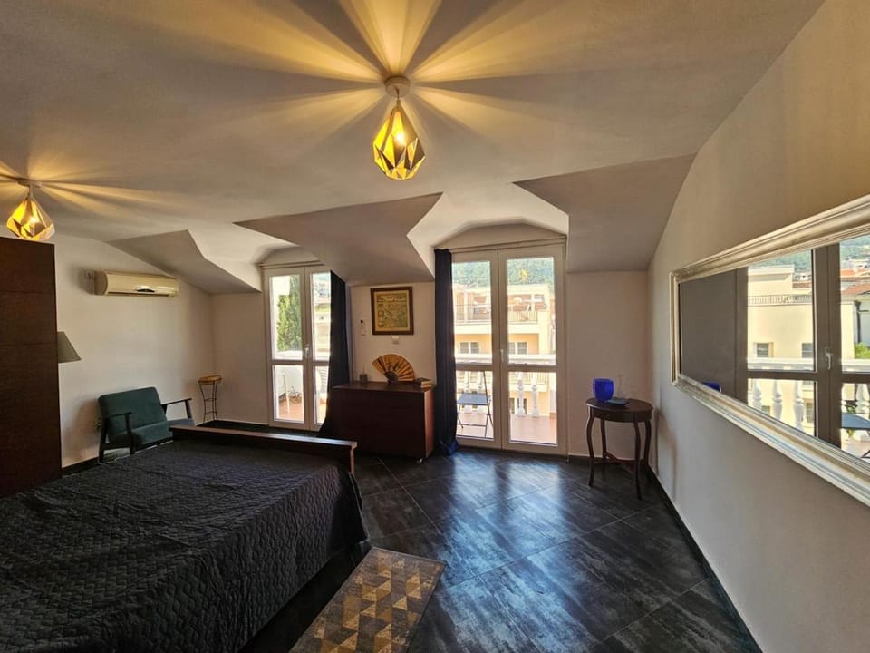 Charming Central Flat - Balcony with Mountain View, Near Beach Apartment in Budva