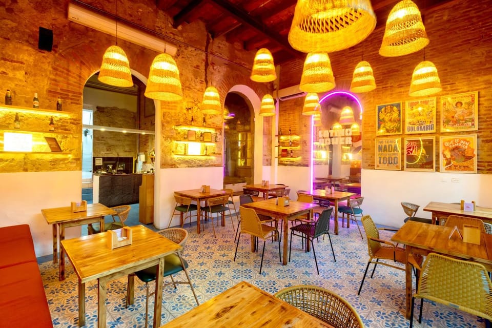 Restaurant/places to eat, Living room