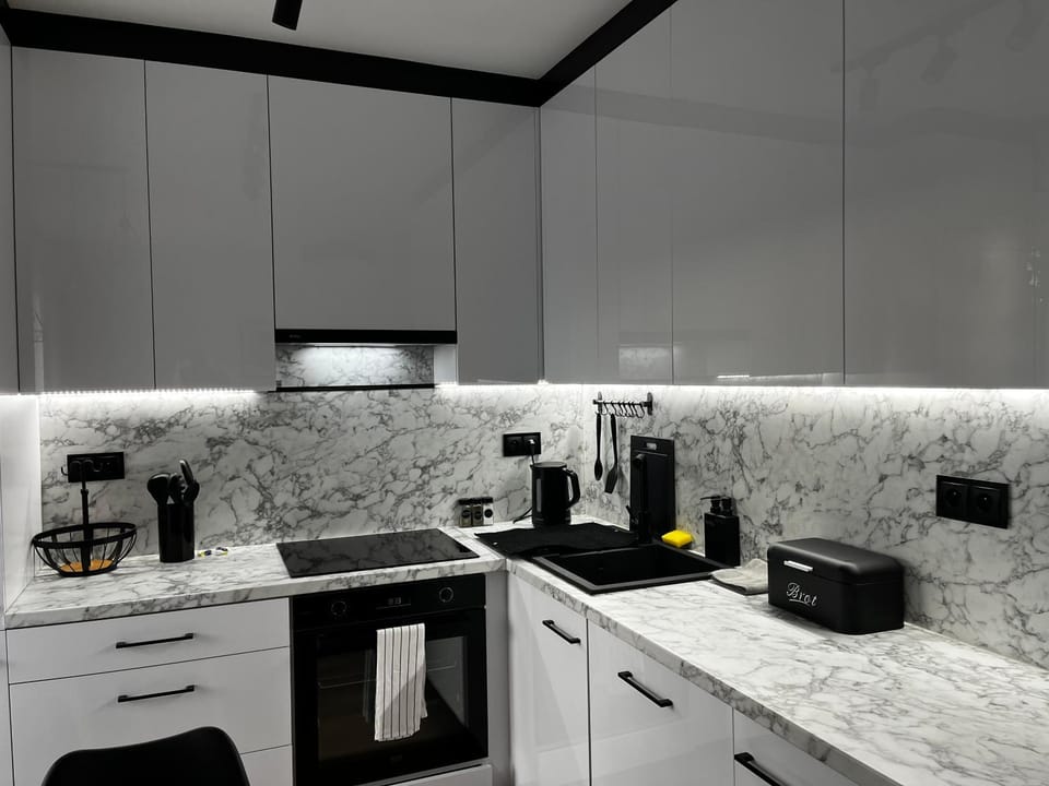 Coffee/tea facilities, Kitchen or kitchenette, stove