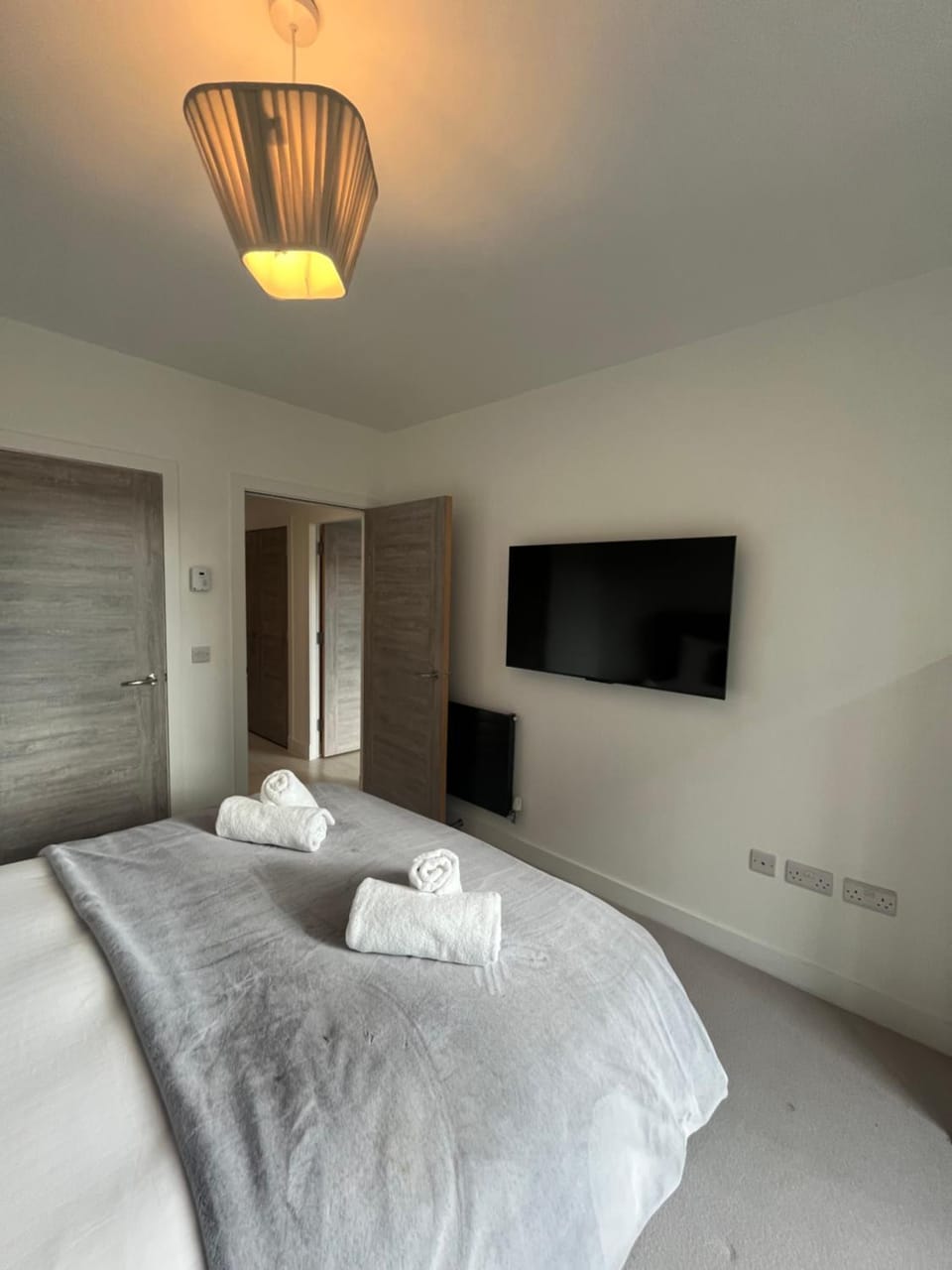 Bed, TV and multimedia, Evening entertainment, Bedroom