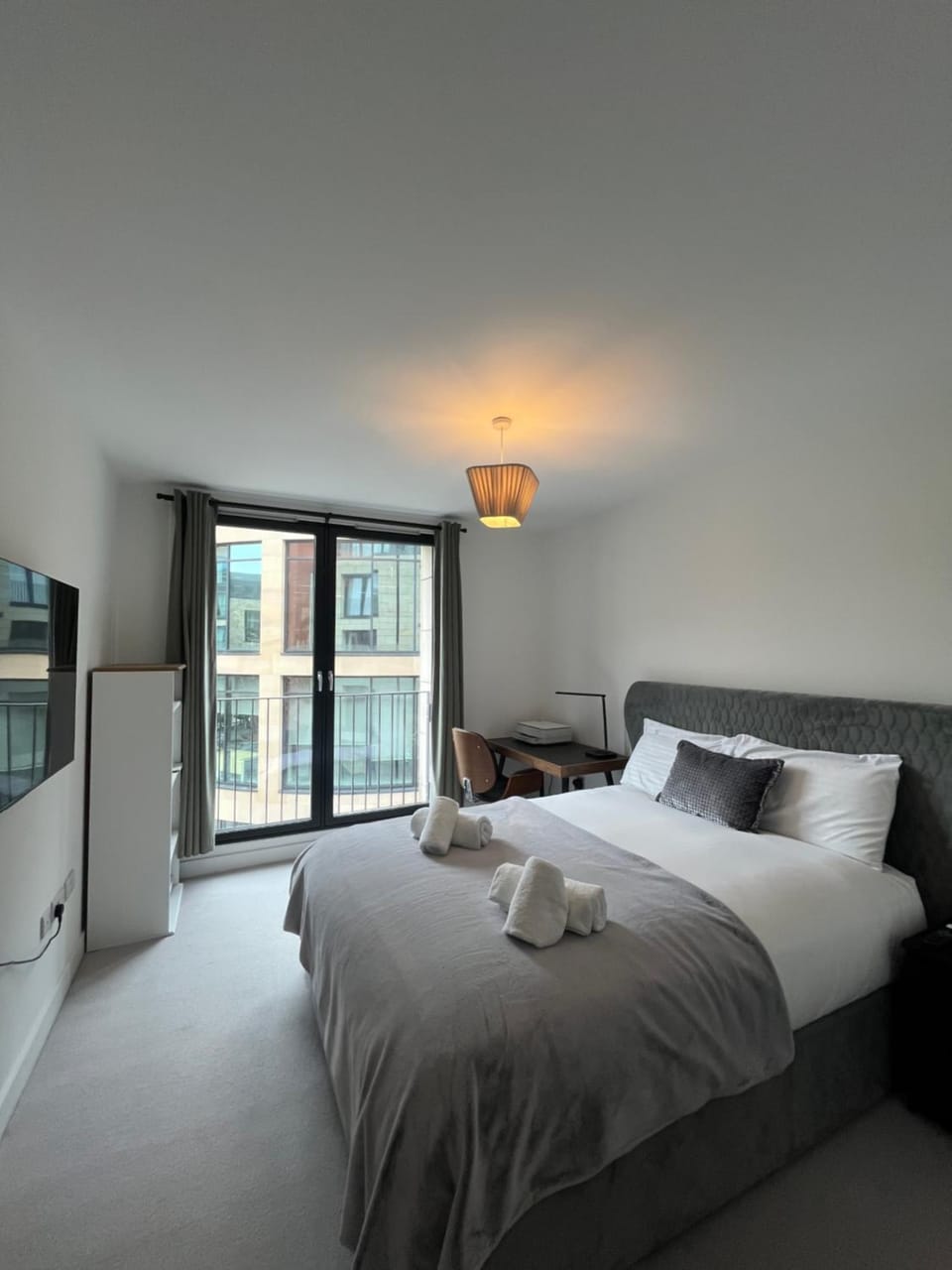 Bed, TV and multimedia, Bedroom