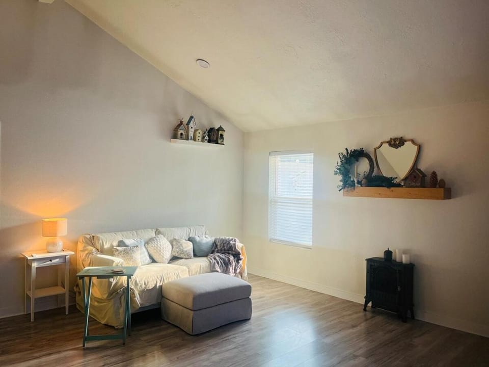Charming House18 min IAH-TheWoodlands House in Spring
