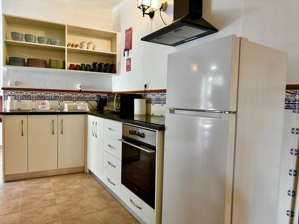 Coffee/tea facilities, Kitchen or kitchenette, oven, stove