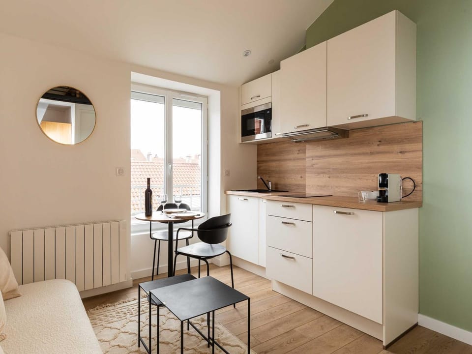 Kitchen or kitchenette, Dining area