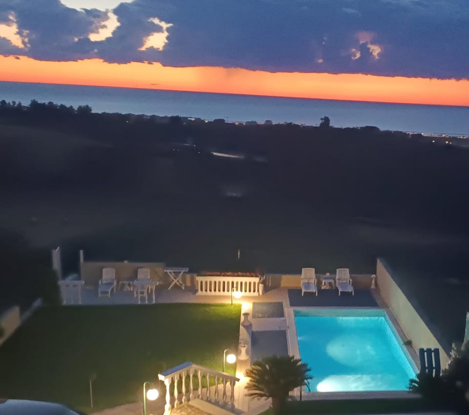 Natural landscape, Pool view, Sunrise, sunbed