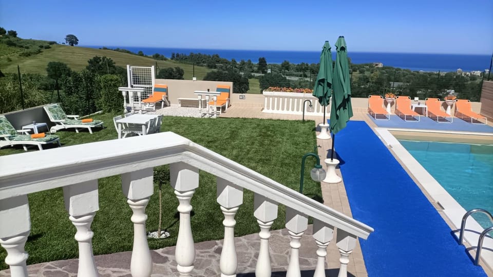Swimming pool, sunbed