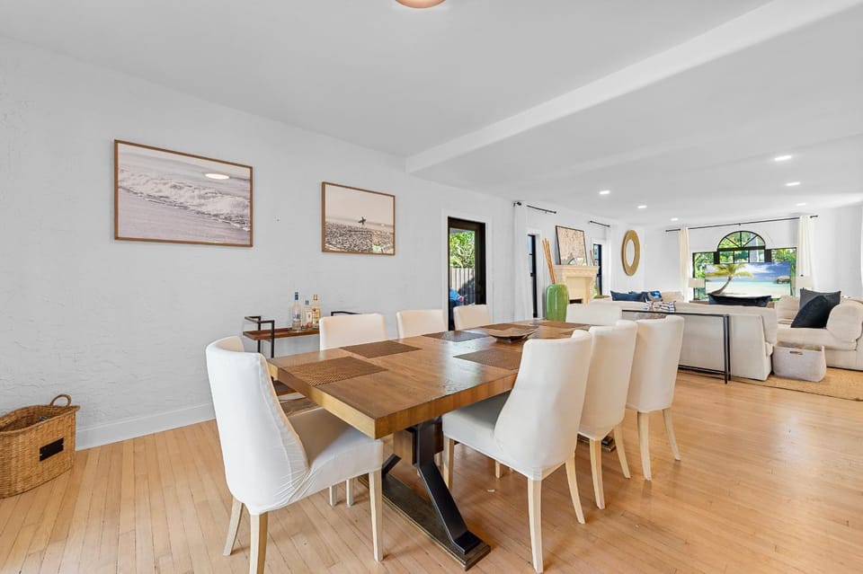 Bright 4-Bedroom Retreat with Pool and Guest Suite House in West Palm Beach