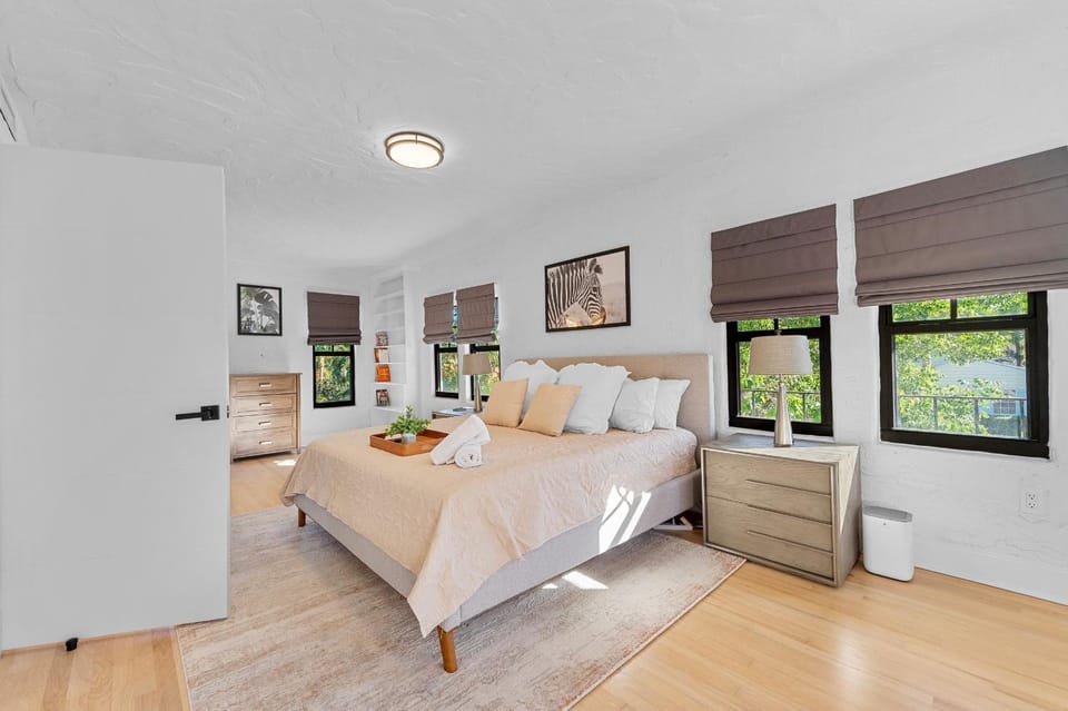 Bright 4-Bedroom Retreat with Pool and Guest Suite House in West Palm Beach