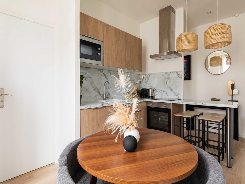 Kitchen or kitchenette, Dining area
