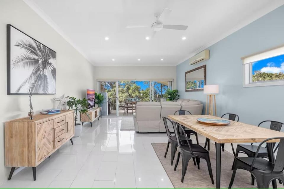 TV and multimedia, Living room, Seating area, Dining area