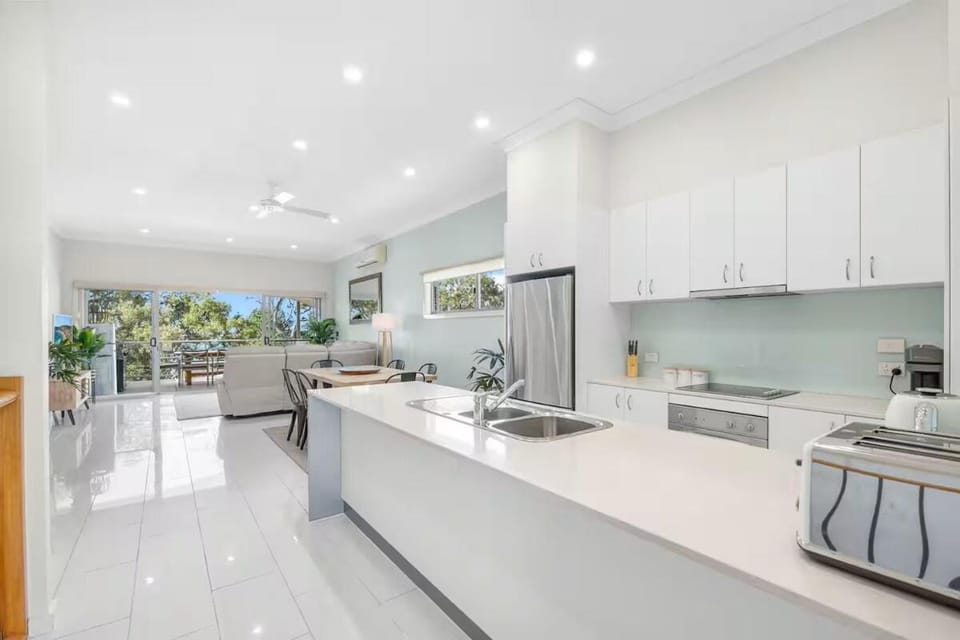 Kitchen or kitchenette, dishwasher, stove
