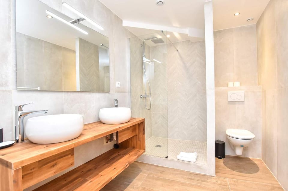 Shower, Toilet, Bathroom, towels
