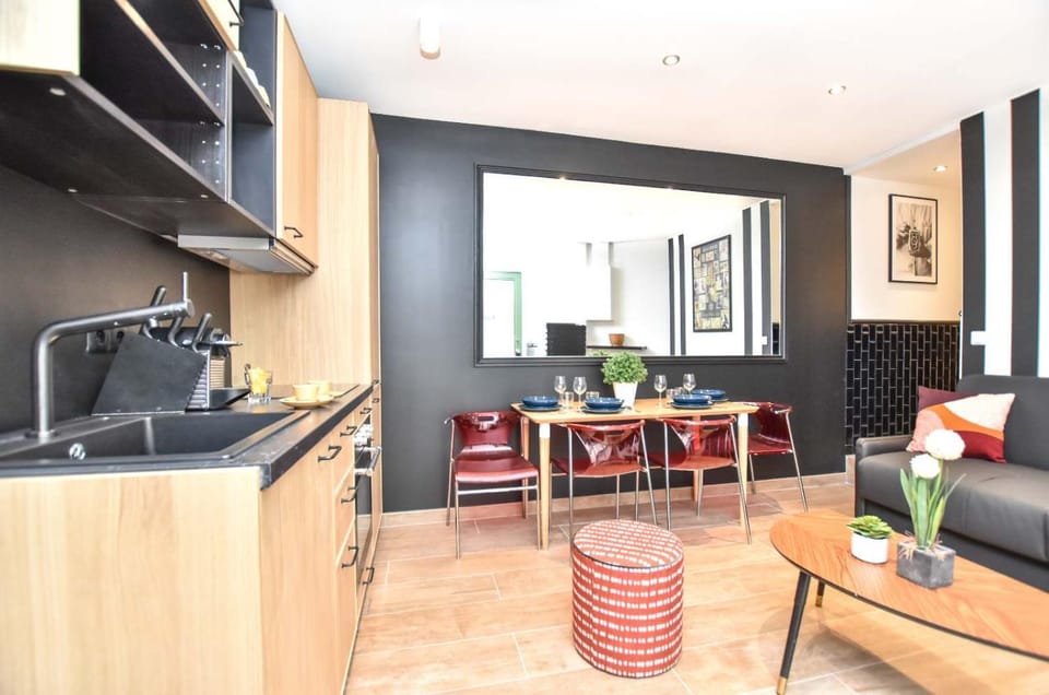 Kitchen or kitchenette, Living room, Seating area, Dining area