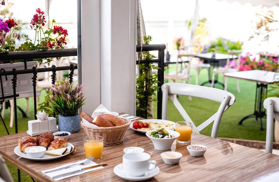 Restaurant/places to eat, Balcony/Terrace, Breakfast