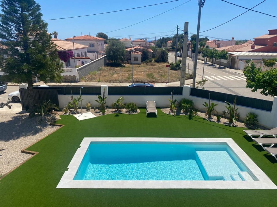 Day, View (from property/room), Pool view, Street view, Swimming pool, Parking