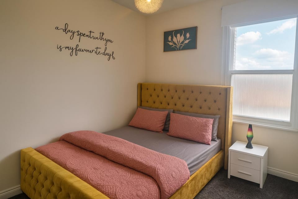 2 Bed - Sleeps 6 - Private Balcony - City Centre Apartment in Wolverhampton