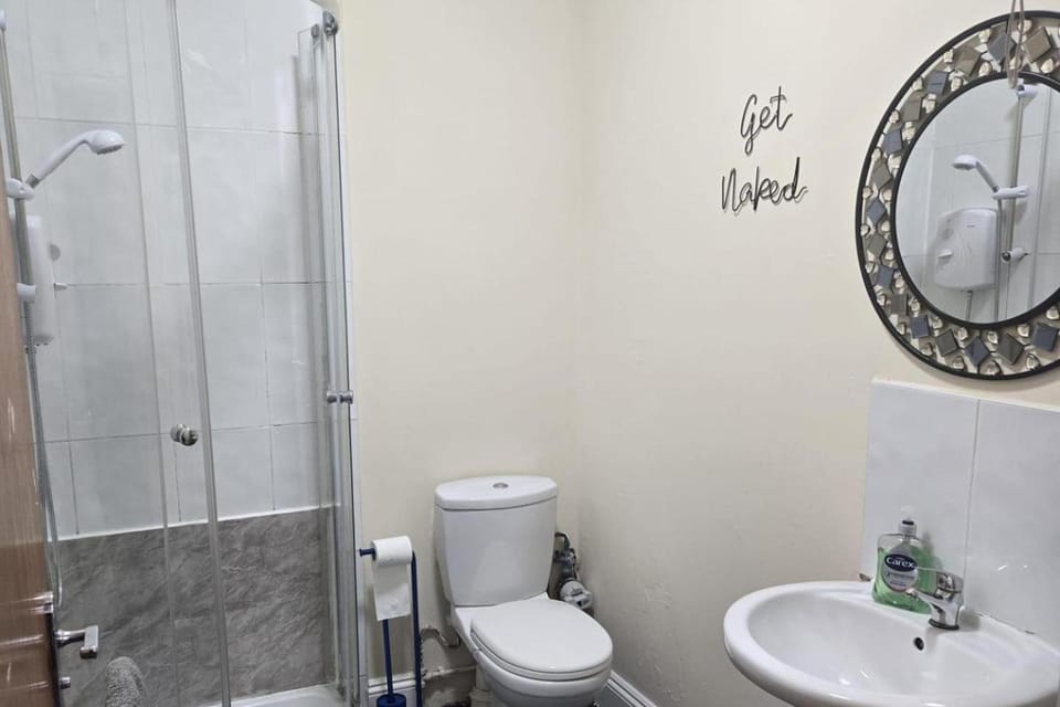 2 Bed - Sleeps 6 - Private Balcony - City Centre Apartment in Wolverhampton