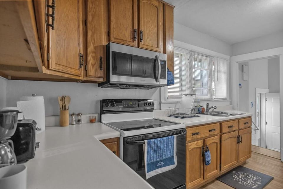 Elegant 5 bedrooms Home Near Millikin Univ House in Decatur