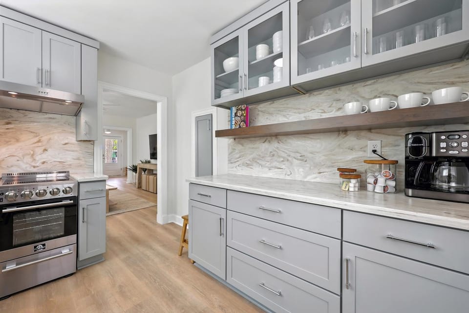Coffee/tea facilities, Kitchen or kitchenette, oven, stove