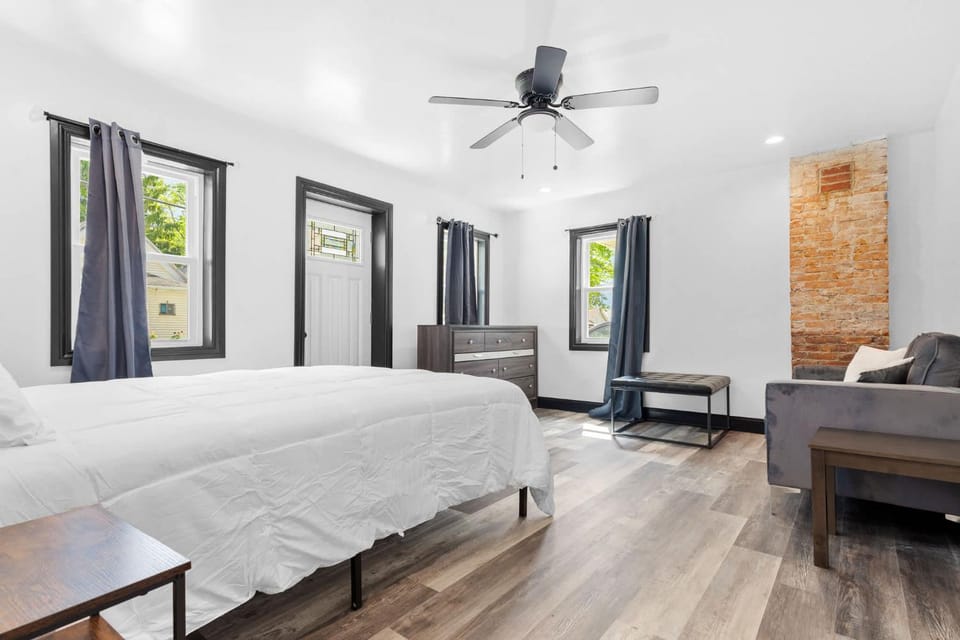 6BR Homes Perfect for Large Groups & Families Near Niagara Falls Attractions House in Niagara Falls