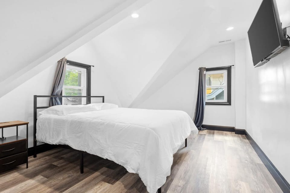 6BR Homes Perfect for Large Groups & Families Near Niagara Falls Attractions House in Niagara Falls