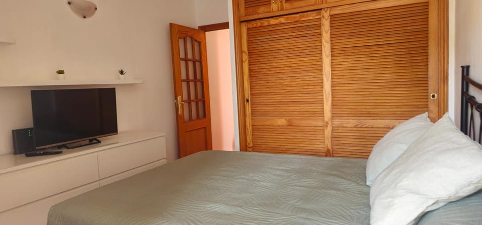 Bed, TV and multimedia, Photo of the whole room, Bedroom