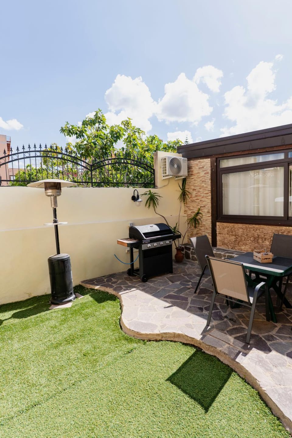 Patio, BBQ facilities, View (from property/room), Kitchen or kitchenette, Food, Garden view, Meals, Lunch, children, Inner courtyard view, furniture