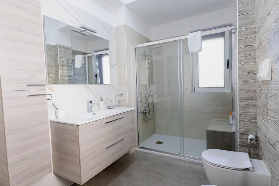 Shower, Toilet, Bathroom, Bath, towels