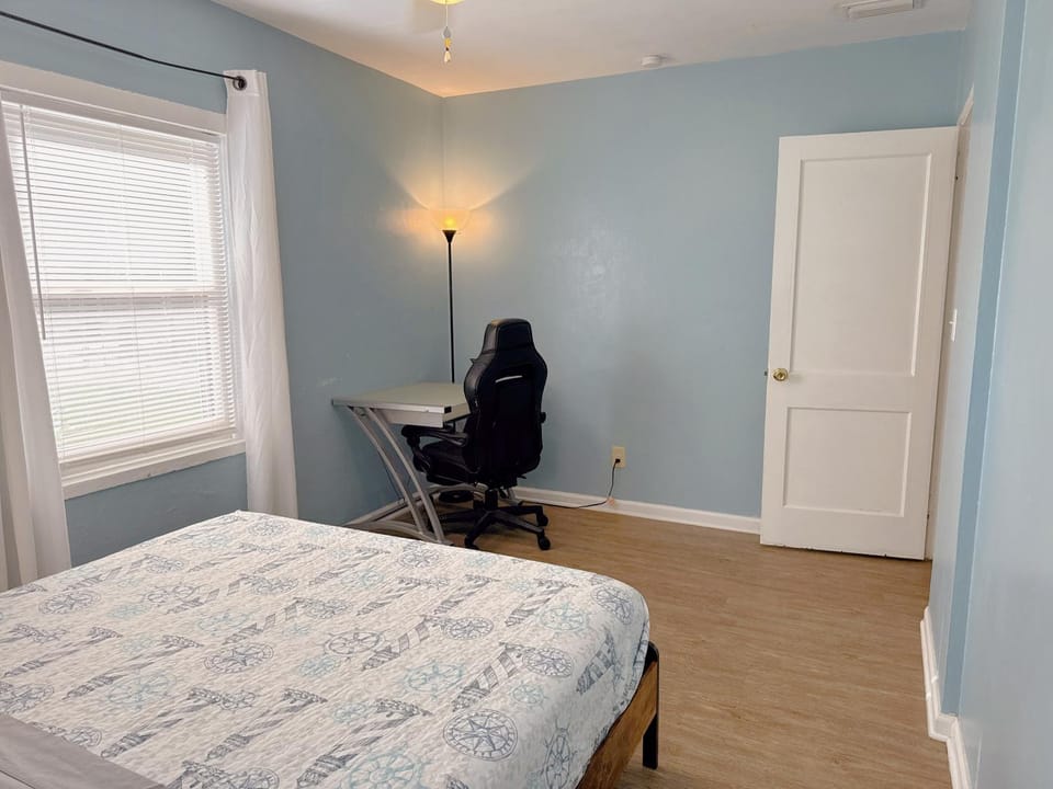 Bed, Photo of the whole room, Bedroom