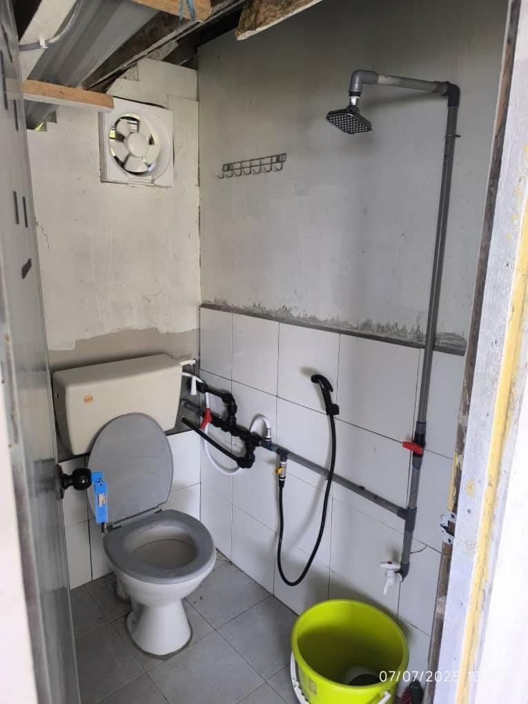 Shower, Toilet