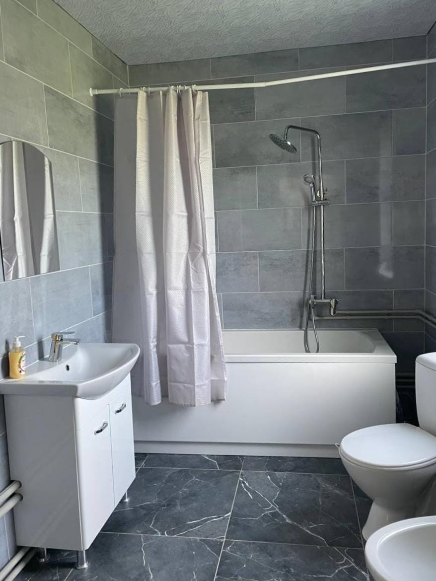 Shower, Toilet