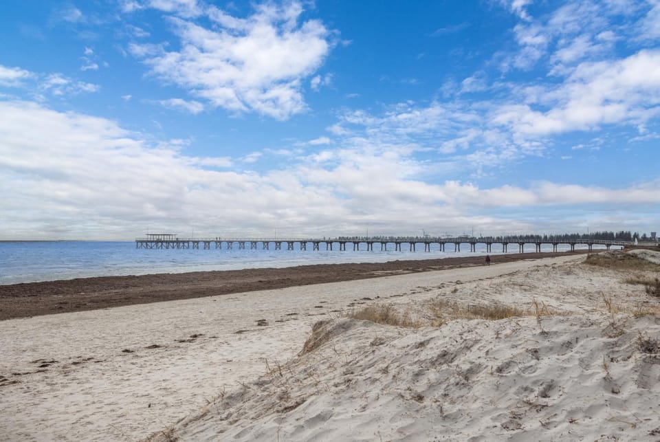 Largs Bay Bliss, 2 Bedroom Beachside Retreat Apartment in Adelaide