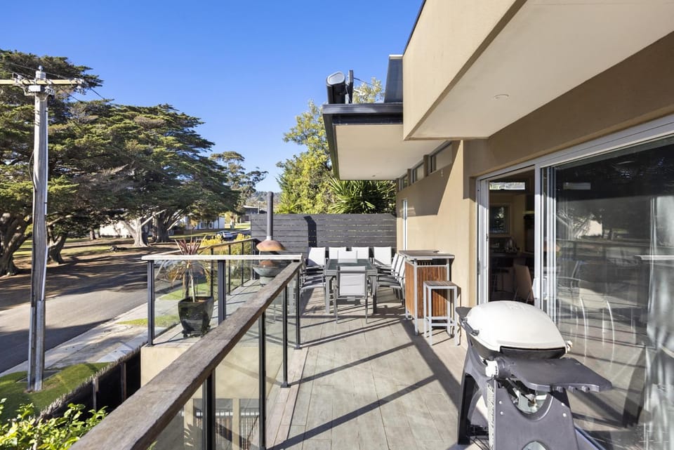 Spacious 3-Bed Apartment Near Dromana Beach House in Dromana