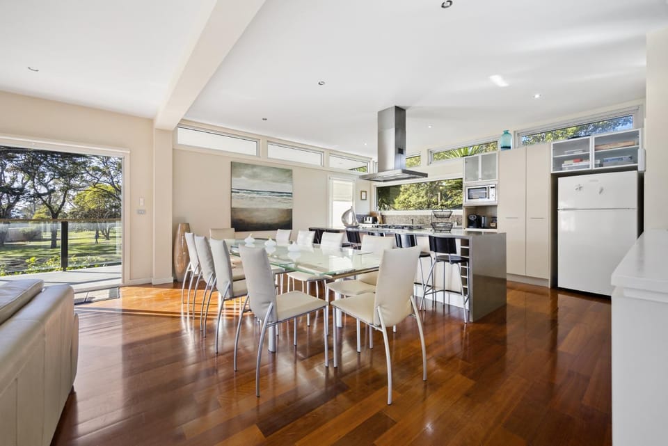 Spacious 3-Bed Apartment Near Dromana Beach House in Dromana