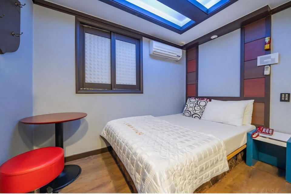 Bed, Living room, Seating area, Bedroom