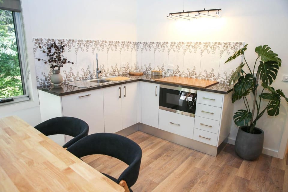 Coffee/tea facilities, Kitchen or kitchenette, Dining area, dishwasher, microwave, toaster