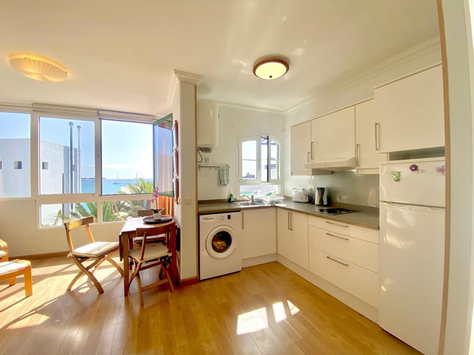 Coffee/tea facilities, Kitchen or kitchenette, Dining area, stove, toaster, washing machine