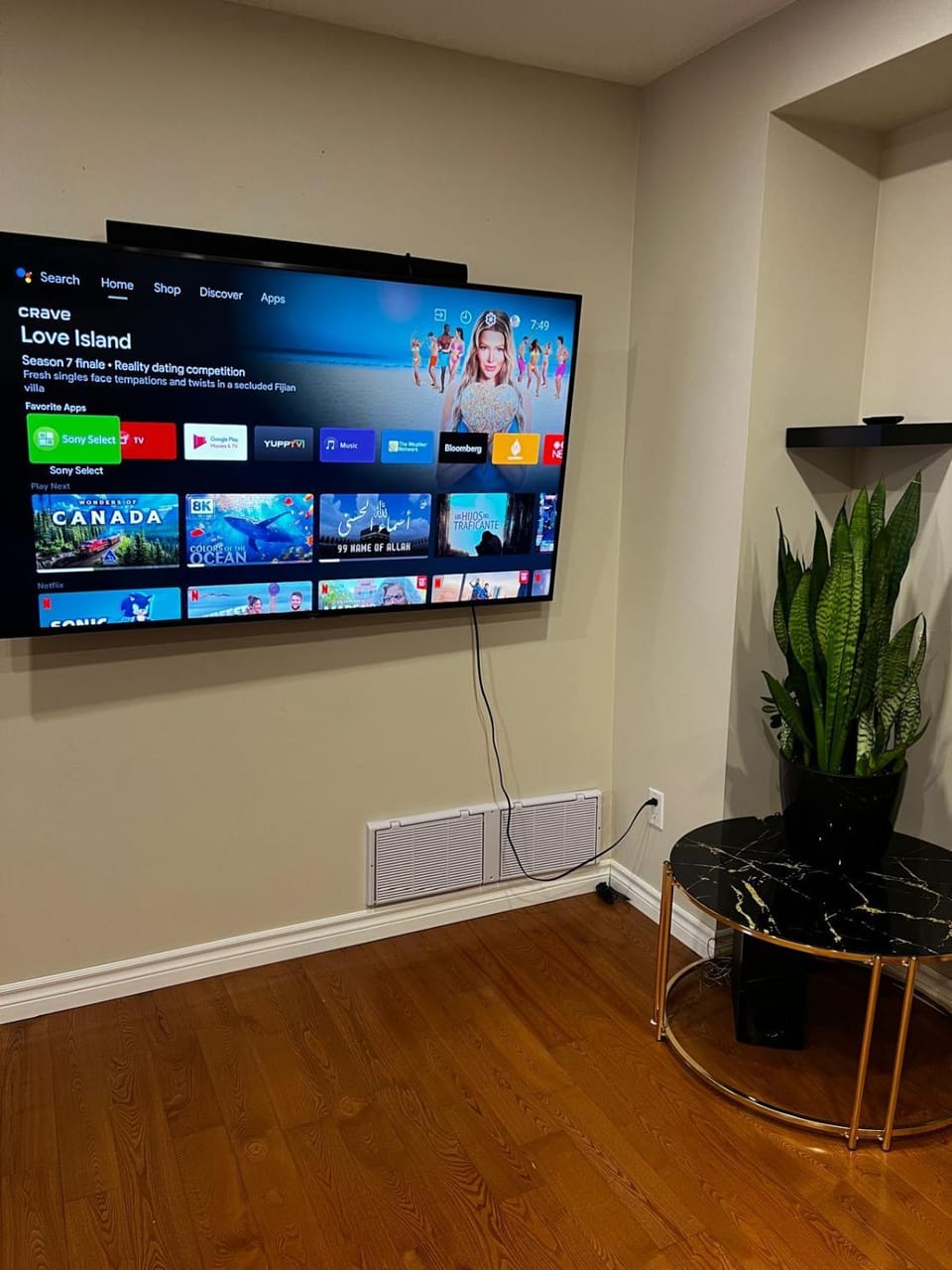 Three Bedrooms House in Mississauga with free parking Conveniently located with easy access to the airport downtown Toronto major malls and highways for a seamless stay Apartment in Milton