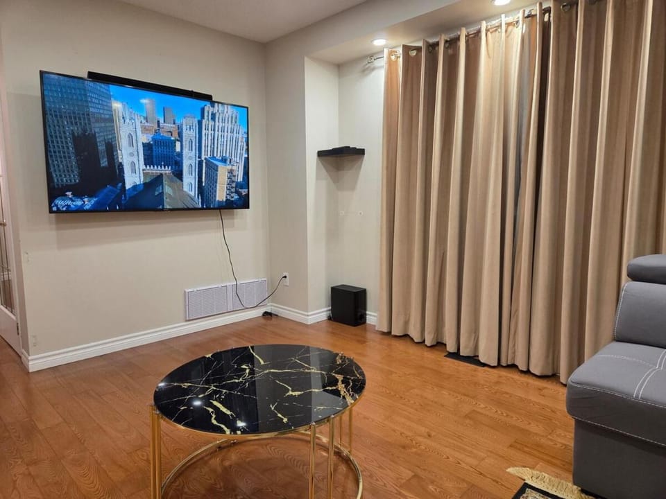 Three Bedrooms House in Mississauga with free parking Conveniently located with easy access to the airport downtown Toronto major malls and highways for a seamless stay Apartment in Milton