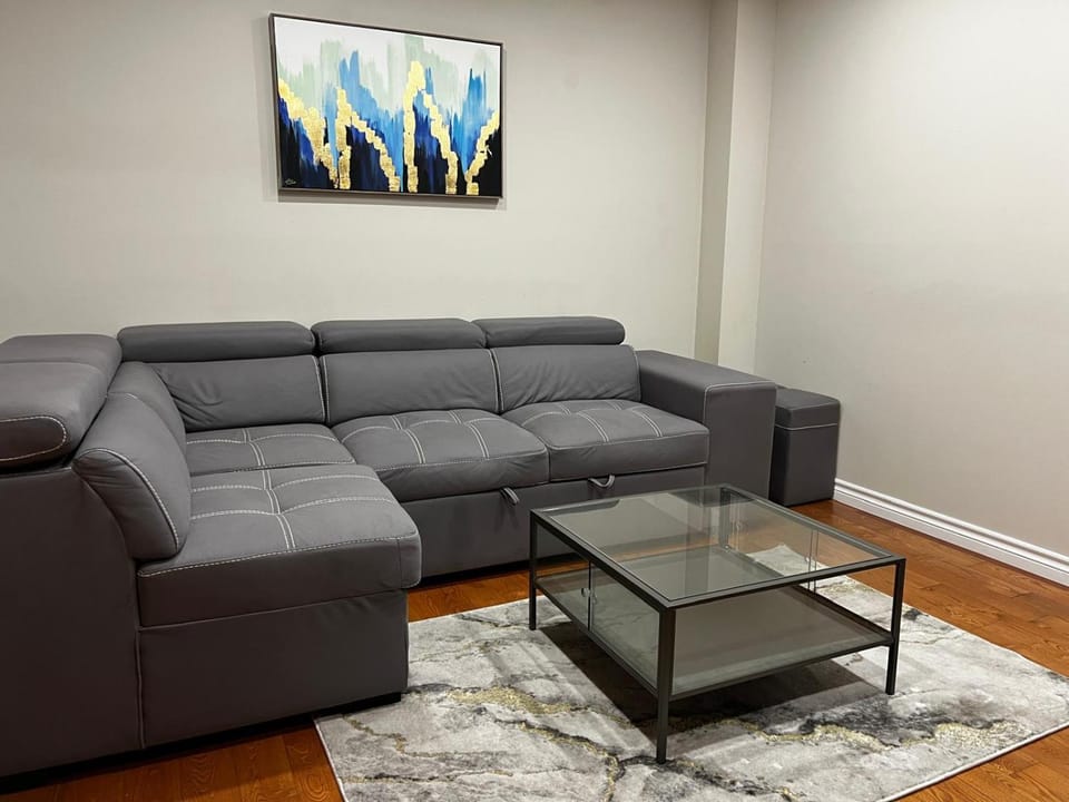 Three Bedrooms House in Mississauga with free parking Conveniently located with easy access to the airport downtown Toronto major malls and highways for a seamless stay Apartment in Milton