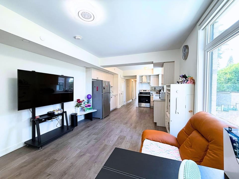 Communal lounge/ TV room, TV and multimedia, Kitchen or kitchenette, Living room, Seating area, Dining area, Evening entertainment, oven, stove