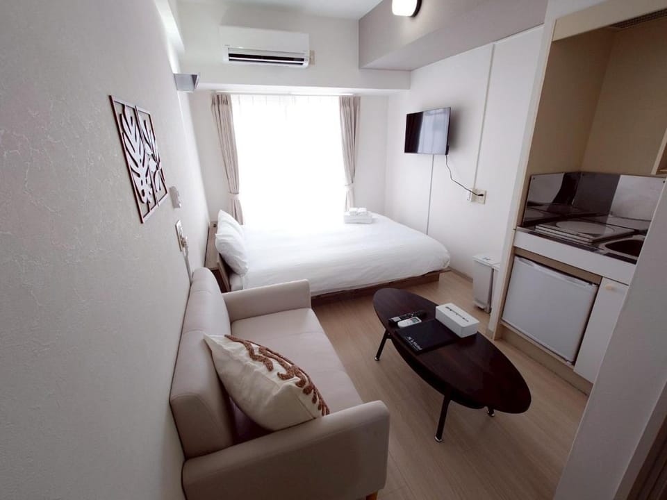 Bed, TV and multimedia, Kitchen or kitchenette, Seating area, towels, air conditioner