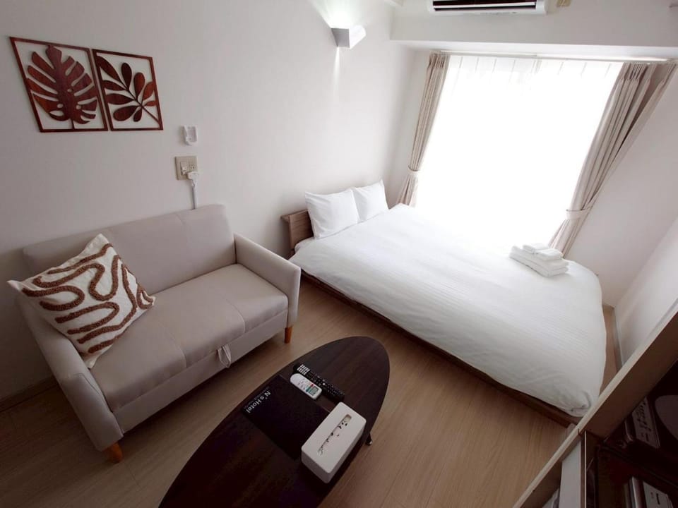 Bed, Seating area, towels, air conditioner