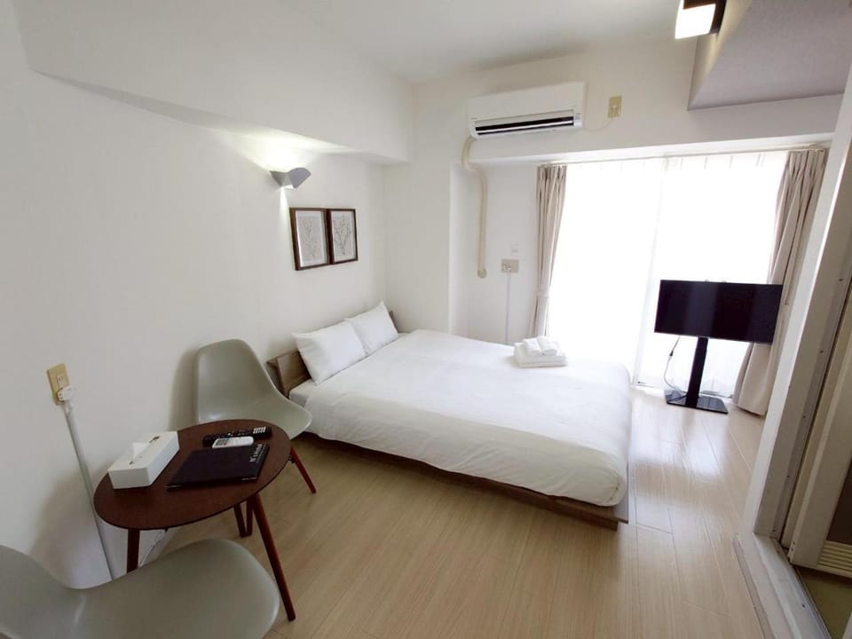 Bed, TV and multimedia, Seating area, towels, air conditioner