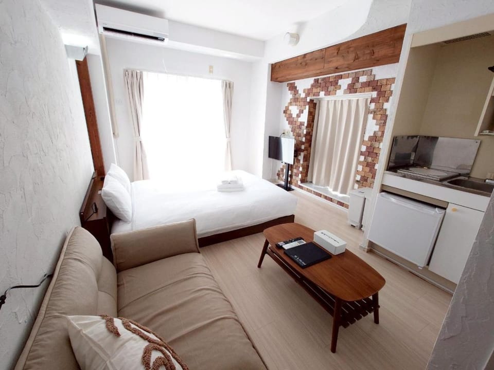Bed, TV and multimedia, Kitchen or kitchenette, Seating area, towels, air conditioner
