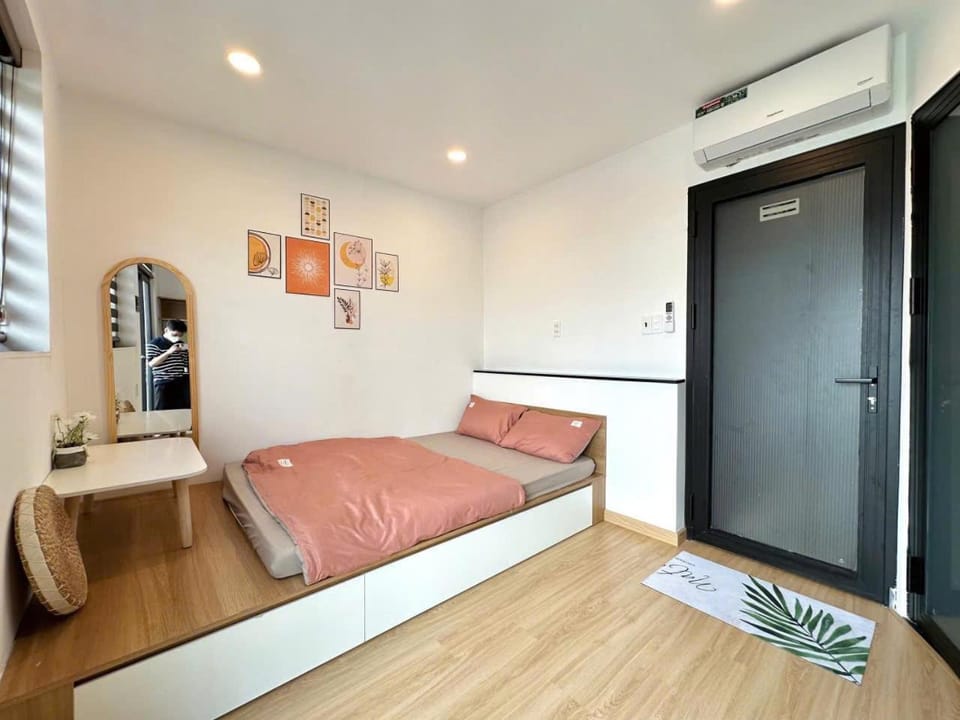 Bed, Seating area, Bedroom