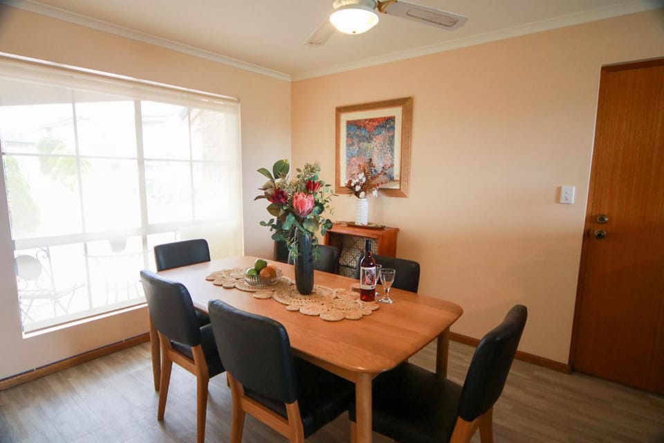 Seating area, Dining area