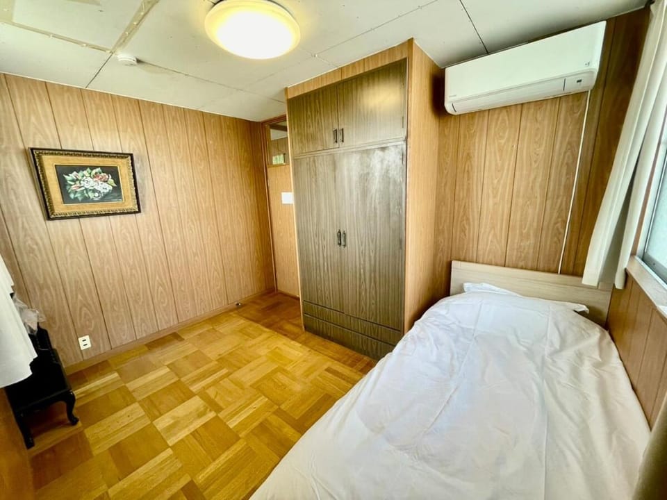 Bed, Photo of the whole room, Bedroom, air conditioner
