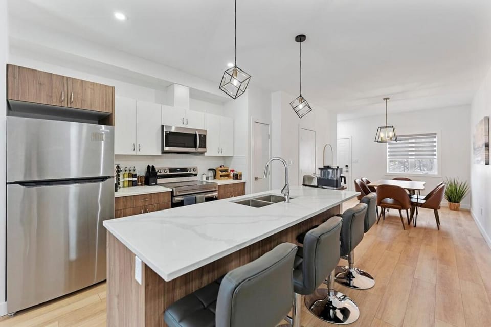Kitchen or kitchenette, Dining area, dishwasher, oven, toaster